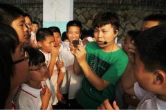 讲解员详细地向学生们介绍钱币知识